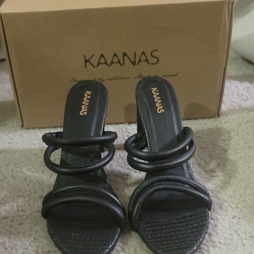 NWB Kaanas Black Strappy Heels 11